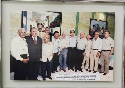 Foto reúne ex-prefeitos e políticos homenageiam Dante de Oliveira