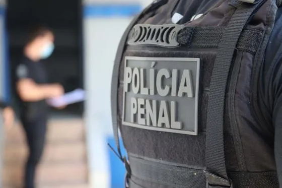 Justiça nega auxílio fardamento para policiais penais em licença Pagamento do auxílio fardamento está condicionado ao efetivo desempenho das funções, destacou juiz