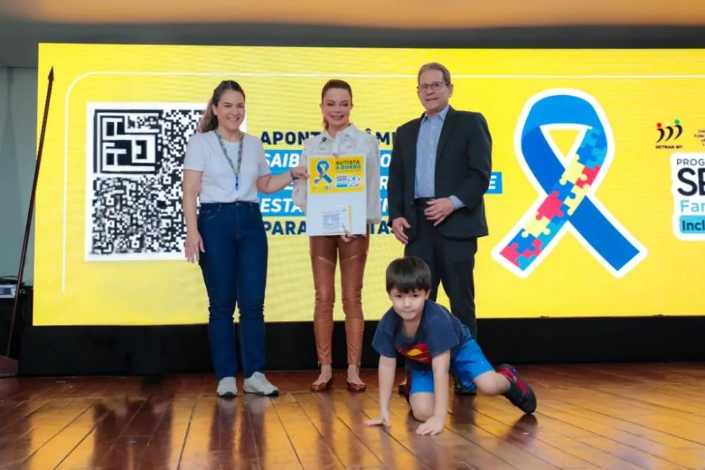 Primeira-dama de MT destaca conquista de beneficiados com emissão de mil credenciais para pessoas com autismo De acordo com a Setasc, 9.861 pessoas com TEA estão cadastradas com a Carteira de Identificação do Autista