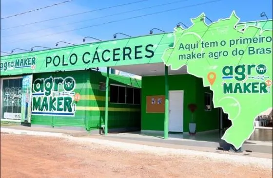 Ministro Carlos Fávaro inaugura primeiro espaço de inovação Agro Maker em Cáceres O Agro Maker é um dos vários projetos que o Ministério da Agricultura está desenvolvendo para combater as desigualdades no campo