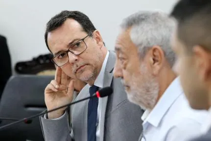Lúdio pressiona e já prevê nova convocação de secretário