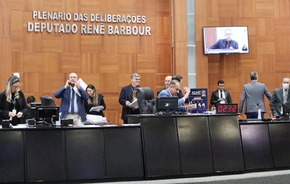Dias após aprovação do 'ALMT fiscaliza', deputados rejeitam fiscalizar governador