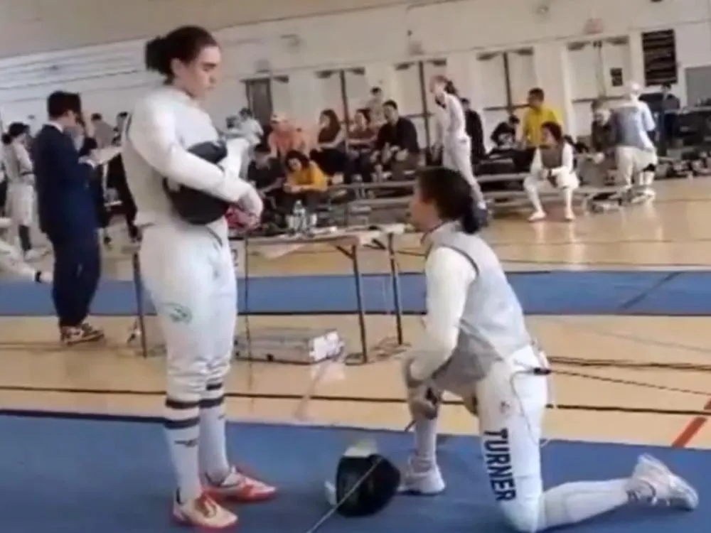 Esgrimista se recusa a enfrentar atleta trans e sofre punição: “Sou uma mulher” Após se recusar a competir contra Redmond Sullivan, Stephanie Turner foi expulsa do USA Fencing, na Universidade de Maryland no fim de semana