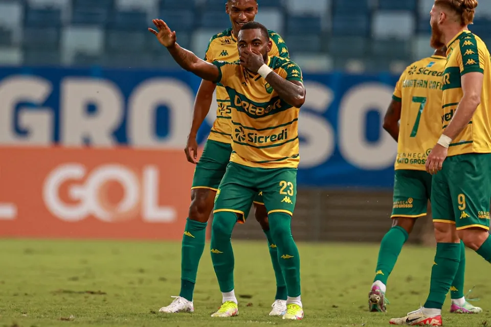 Cuiabá supera o Fortaleza na maior goleada da sua história e sai do rebaixamento
