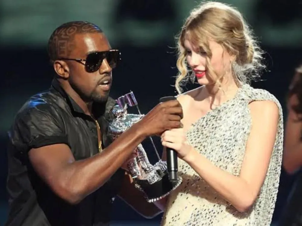 Kanye West acusa Taylor Swift de liderar movimento que o esnobou no Super Bowl Kanye West puxa brigas com a diva pop desde a polêmica premiação do VMA em 2009