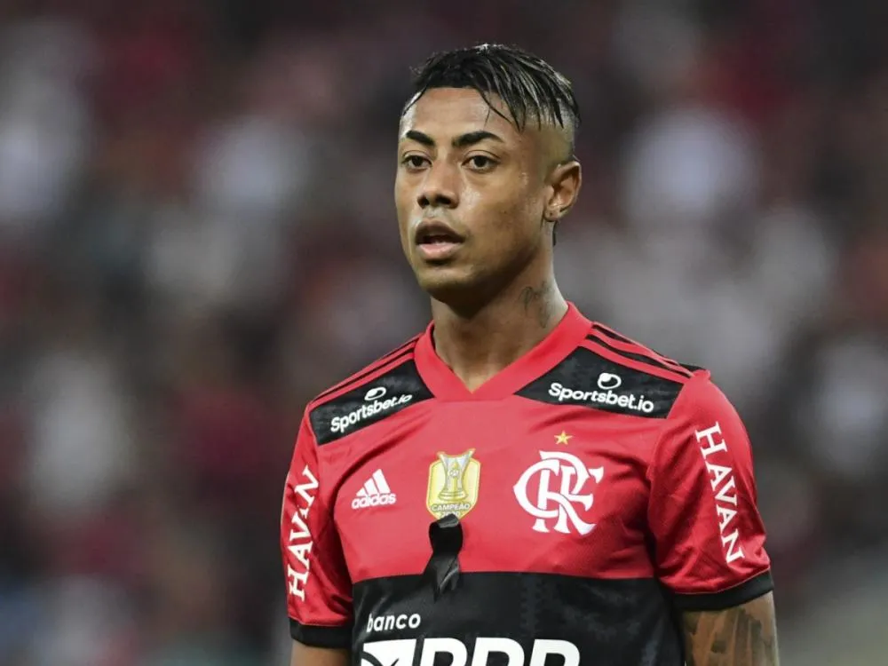Indiciado pela PF, Bruno Henrique recebe apoio do Flamengo em nota oficial Atacante foi alvo de investigação da Polícia Federal por supostamente forçar cartão em 2023; clube afirma não ter sido comunicado oficialmente
