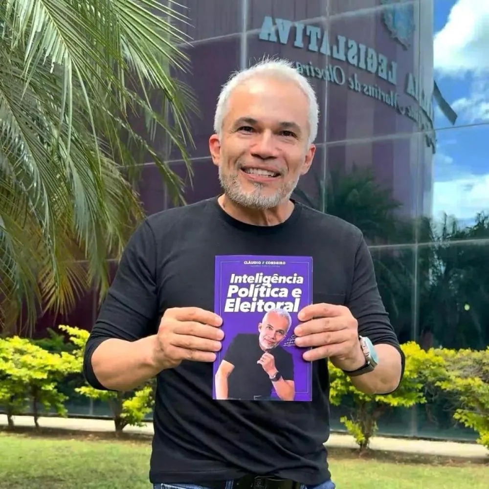Publicitário lança livro 'Marketing Político e Eleitoral' no teatro Zulmira Canavarros