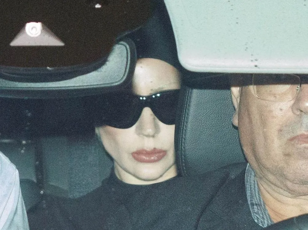 É oficial! Lady Gaga chega ao Brasil para o tão esperado show gratuito em Copacabana Gaga ficará hospedada na suíte presidencial do luxuoso Copacabana Palace, acompanhada por sua equipe internacional de mais de 300 profissionais
