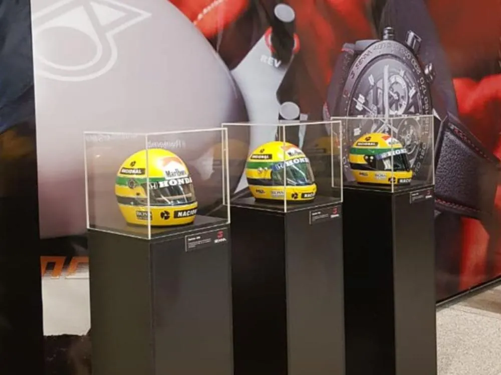 Capacete de Ayrton Senna é leiloado por R$ 5,4 milhões e bate recorde histórico Peça foi usada no GP da Bélgica de 1992, quando Senna parou para socorrer Comas após acidente