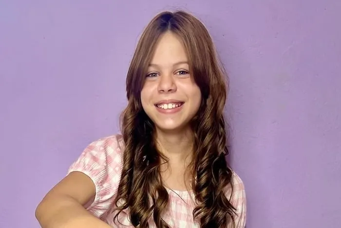 Quem é Millena Brandão, atriz mirim do SBT que sofreu 12 paradas cardíacas Ela foi diagnosticada com um tumor no cérebro e está internada em um hospital de São Paulo em estado grave