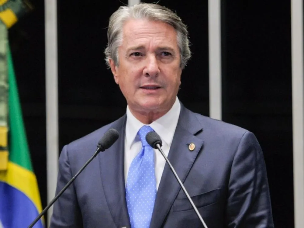 Collor cumpre prisão domiciliar em cobertura de R$ 9 mi com vista para o mar em Maceió A decisão que permitiu a mudança para prisão domiciliar considerou a idade do ex-presidente, de 75 anos, e seu estado de saúde, que inclui diagnóstico de Parkinson, apneia do sono grave e transtorno afetivo bipola