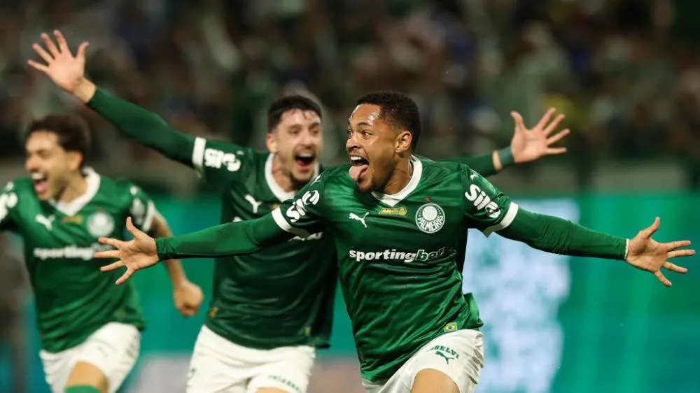 Palmeiras vence São Paulo e assume liderança isolada do Brasileirão