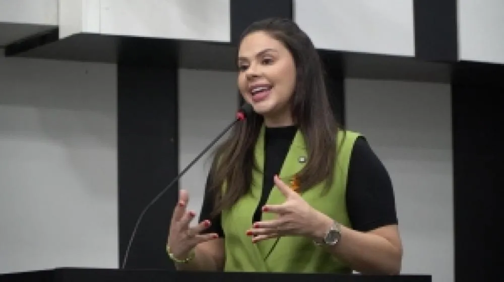 Michelly apoia abertura de escolas à noite e destaca projeto esportivo inclusivo