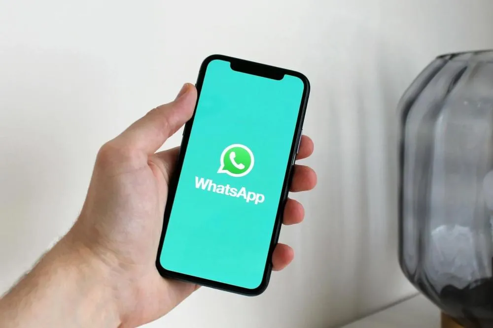 Seu WhatsApp mudou? Entenda a nova função de áudio que está confundindo usuários Além da mudança na cor dos áudios, o aplicativo de mensagens trouxe outras atualizações para otimizar a experiência do usuário
