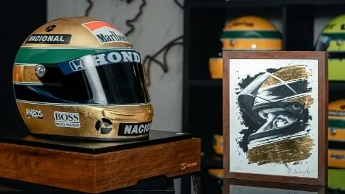 Capacete folheado a ouro celebra 30 anos do legado de Ayrton Senna