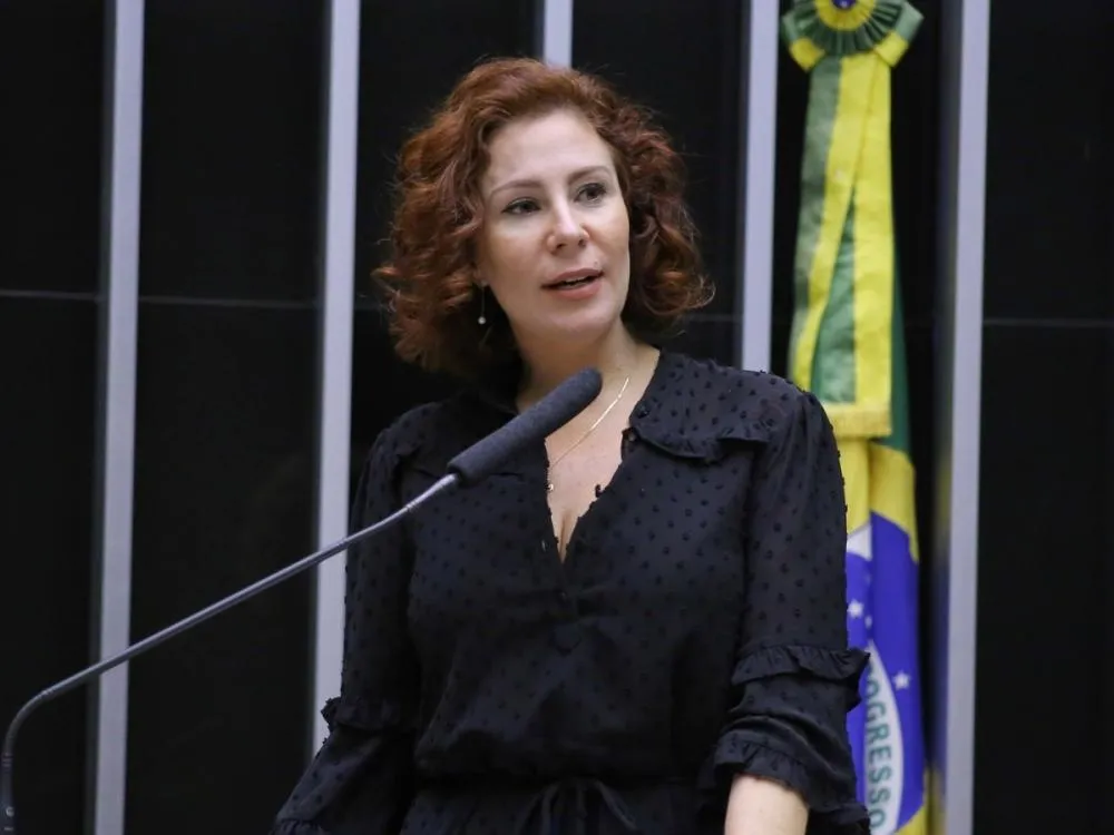 Carla Zambelli deixa o Brasil após condenação no STF e deve se licenciar de mandato Deputada do PL foi condenada ao lado do hacker Walter Delgatti Neto e agora está em algum país europeu