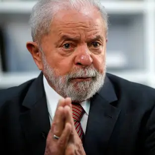 Lula diz que não tem que prestar contas a 'banqueiro' ou 'ricaço', mas sim ao pobre
