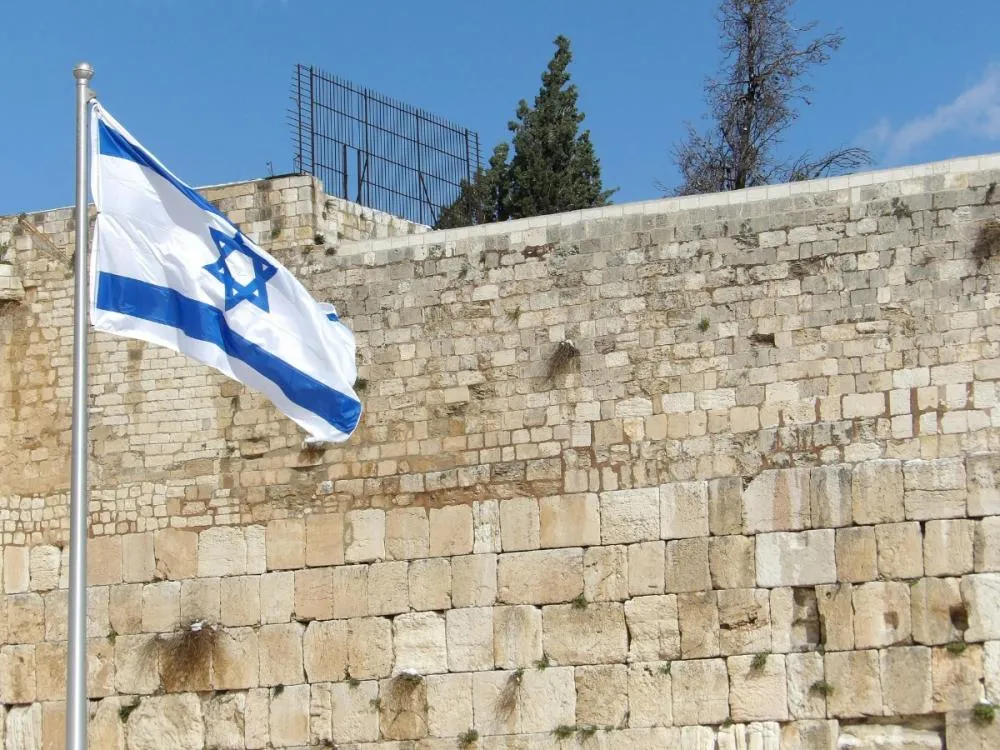 Israel ataca o Irã sem avisar aos Estados Unidos; país declara emergência A ação israelense contra o país vizinho escala o conflito no Oriente Médio