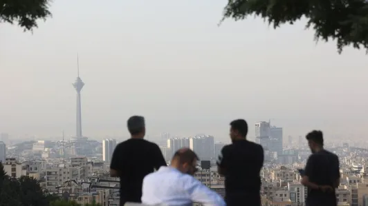 Irã ativa defesas aéreas no oeste do país após novos ataques de Israel Mais cedo, o Exército iraniano afirmou que as ofensivas contra o território israelense se intensificariam nas próximas horas