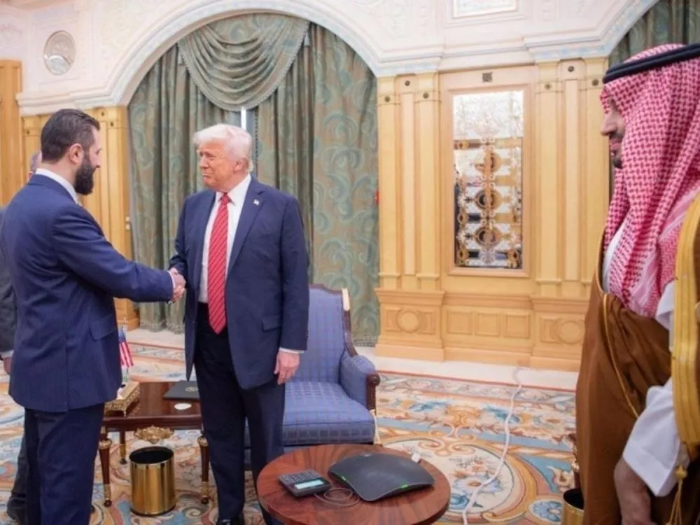 Trump revoga sanções de décadas contra a Síria e abre caminho para reaproximação diplomática Medida encerra restrições econômicas impostas desde 1979 e reconhece novo governo sírio, mesmo sob liderança de ex-jihadista