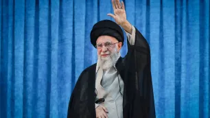 Análise: Líder supremo do Irã enfrenta maior desafio até agora Aiatolá Ali Khamenei tem poucas possibilidades diante de dissidências internas, crises econômicas e ataques sem precedentes