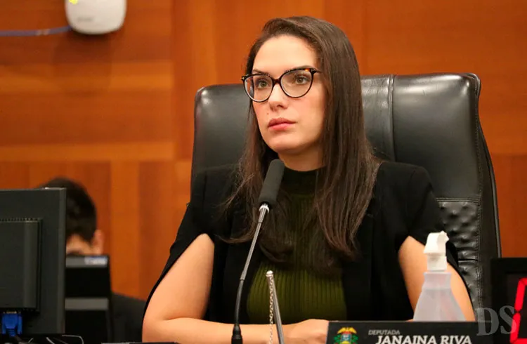 Mesmo "fritada" por Mauro e Virgínia, Janaina Riva buscará votos na base para ser primeira-secretária
