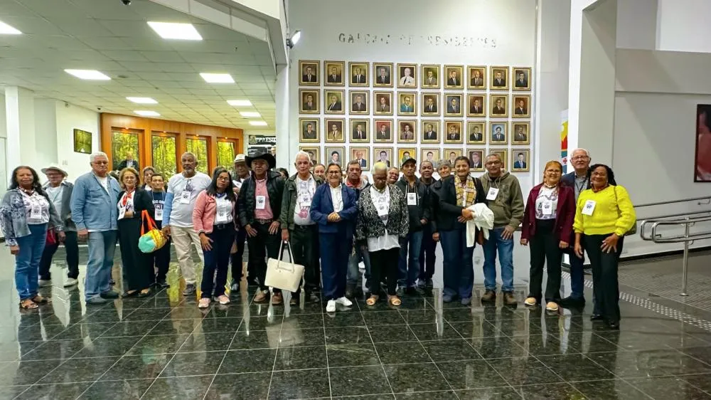 Deputado Chico Guarnieri recebe idosos de Barra do Bugres na ALMT