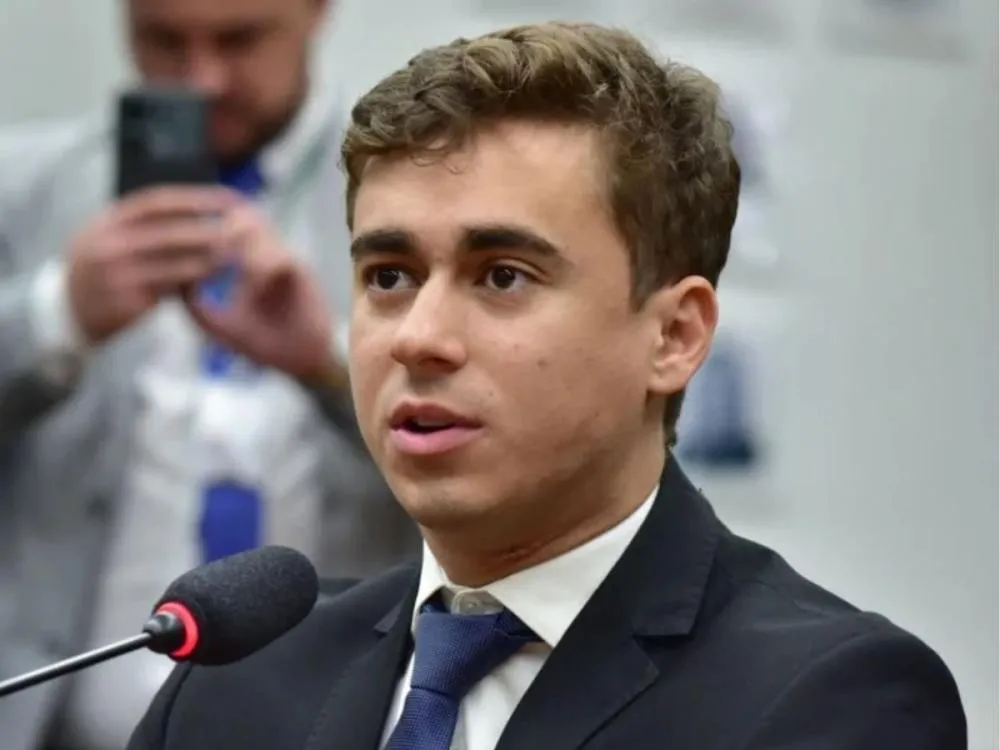 Nikolas Ferreira se pronuncia após ser alvo de denúncia do Ministério Público O MP pediu a suspensão dos direitos políticos do deputado e indenização por danos morais. Nikolas alegou que decisão se trata de uma perseguição política a parlamentares de direita