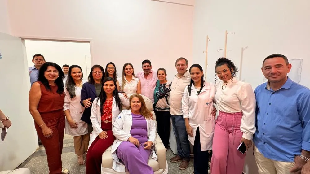 Deputado Dr. João cumpre promessa e entrega 15 poltronas ao setor de oncologia do Hospital Regional de Cáceres