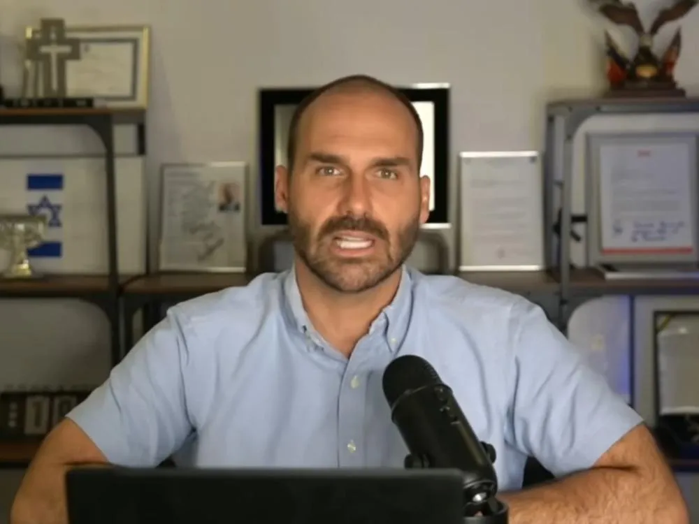 Com licença vencida, Eduardo Bolsonaro ameaça em live e provoca reação da PF Deputado fez ataques à corporação e ao STF durante transmissão ao vivo; PF disse que não será intimidada