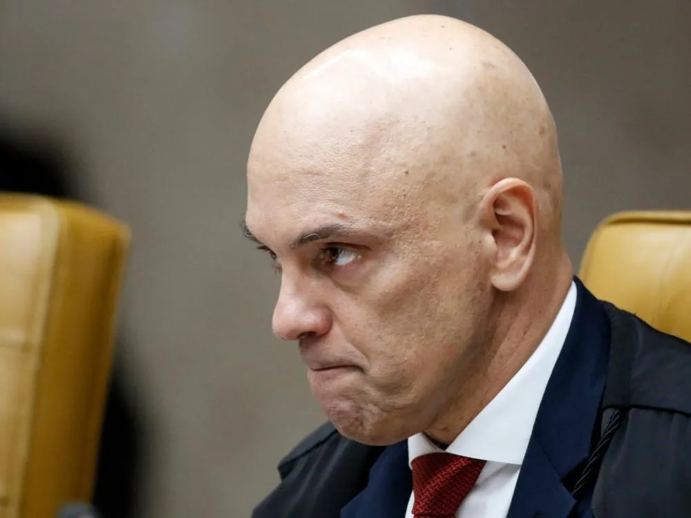 Moraes dá 24h para Bolsonaro explicar violação de medidas e alerta sobre risco de prisão Ministro do STF cobra esclarecimentos sobre uso de redes sociais e ameaça prisão preventiva