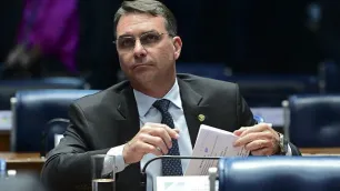 Flávio diz que Moraes tem missão pessoal de tirar Bolsonaro da vida pública À CNN, senador diz que ministro precisa de “ajuda médica” e afirma que eventual prisão do pai seria “ilegal” e “imoral”