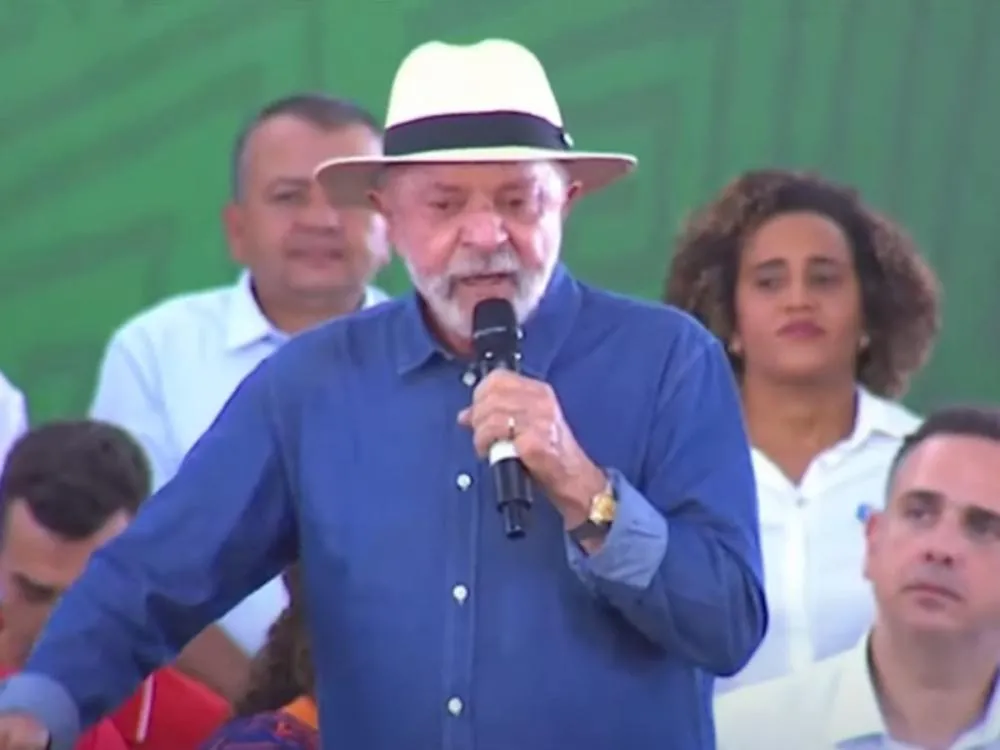 Lula chama Jair Bolsonaro de “fujão” e afirma que ele “se borrou todo” Em Minas Gerais, Lula acusa Bolsonaro de fugir após a eleição e dispara críticas sobre sua postura ao lado do filho Eduardo Bolsonaro