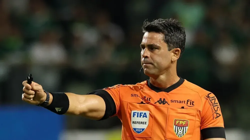 Vasco pede “afastamento imediato” de árbitro que expulsou goleiro por cera Flávio Rodrigues de Souza expulsou Léo Jardim contra o Inter