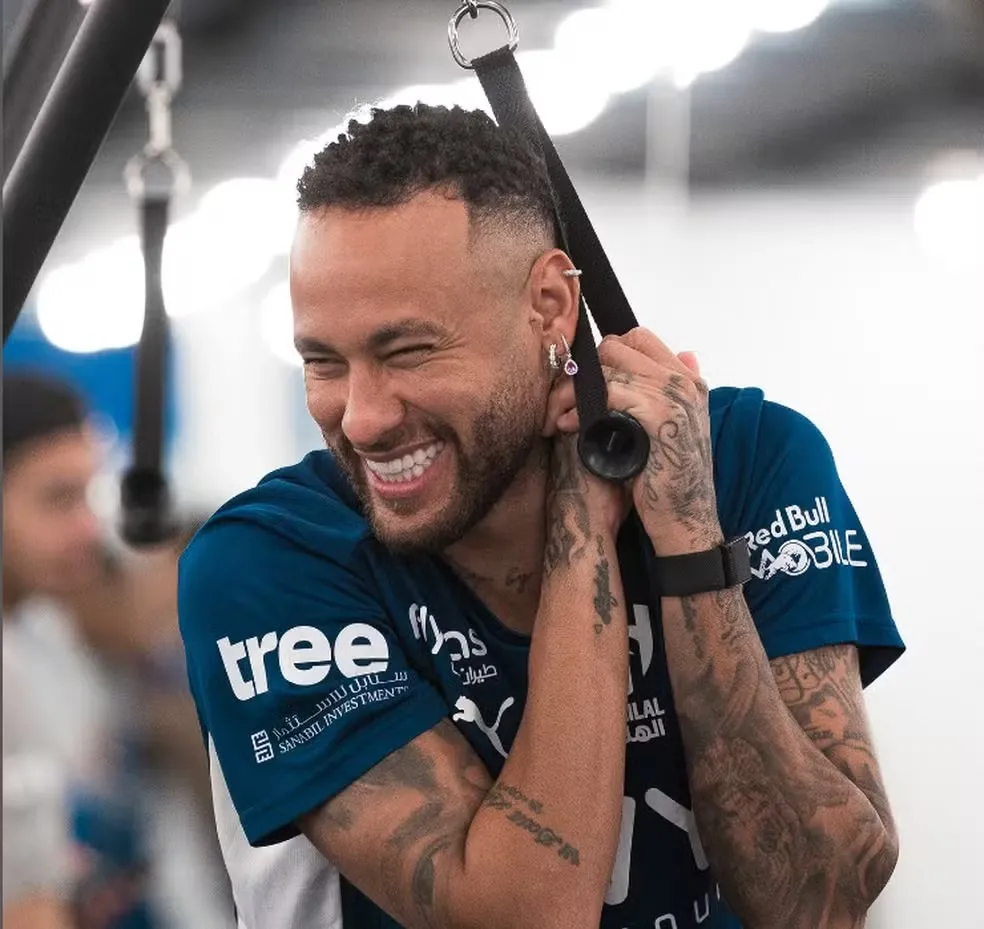 Al-Hilal avalia retorno de Neymar na próxima segunda; CBF monitora por convocação em novembro Craque voltou a treinar com o grupo no dia 29 de setembro, e comissão de Jorge Jesus projeta relacioná-lo contra o Al Ain. Lesão no joelho completa um ano nesta quinta