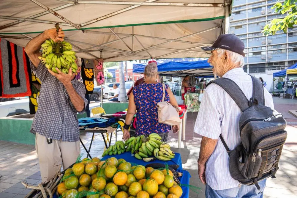Feira da Agricultura Familiar movimenta Praça Alencastro nesta segunda-feira