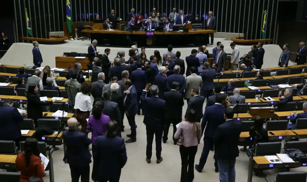 Câmara avalia punição expressa a “rebeldes” que ocuparem presidência Cúpula estuda criação de dispositivo que altera regimento para pena imediata a deputado que se sentar na Mesa Diretora para obstruir trabalhos