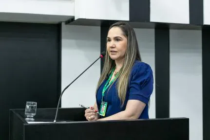 Secretária municipal detalha programas de acolhimento e capacitação na Câmara