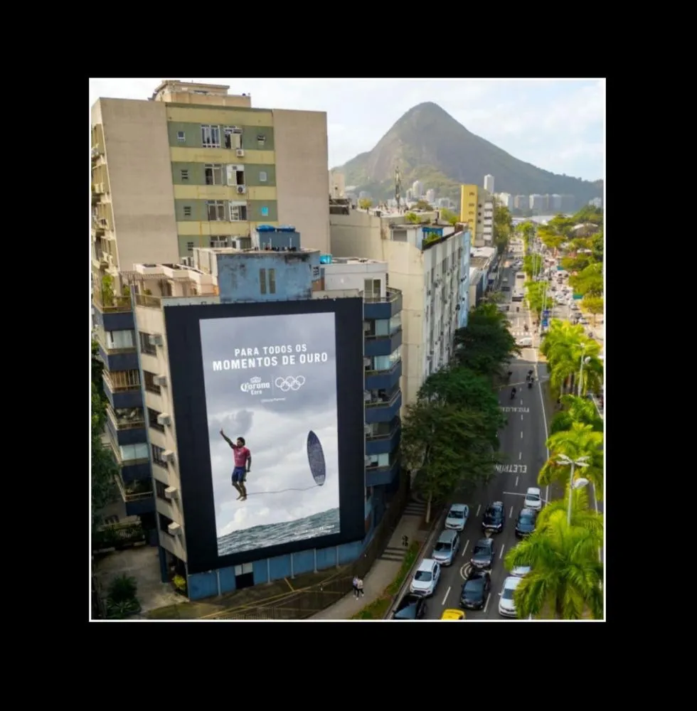 Foto de Medina vira painel gigante no Brasil