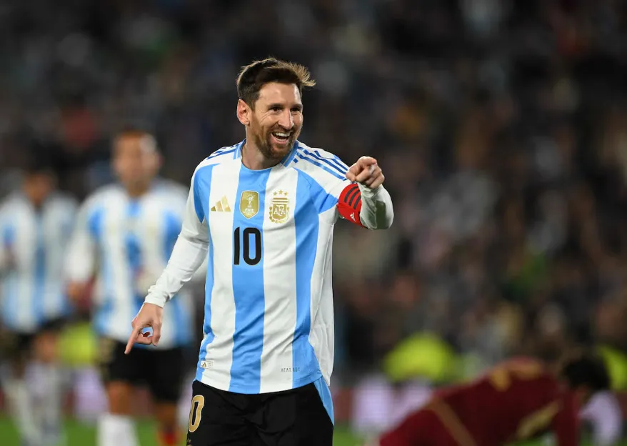 Messi se despede da seleção na Argentina com lágrimas, festa e gols em triunfo sobre a Venezuela