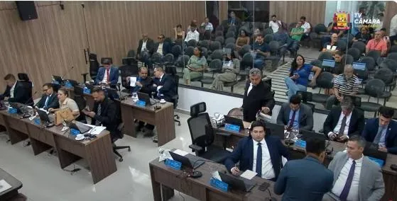 Vereadores conectados à rede, desligados da tribuna No plenário, a prioridade é a tela, não a população