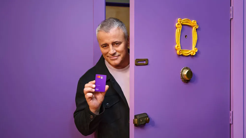 Joey de “Friends” cria seu próprio banco digital em nova campanha do Nubank Com roteirista da série original, Matt LeBlanc tenta “Nubanc” em filme que mistura nostalgia dos anos 90 e crítica aos bancos tradicionais