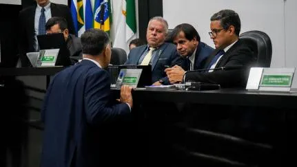 Após 'manobra', base de Emanuel consegue evitar derrota