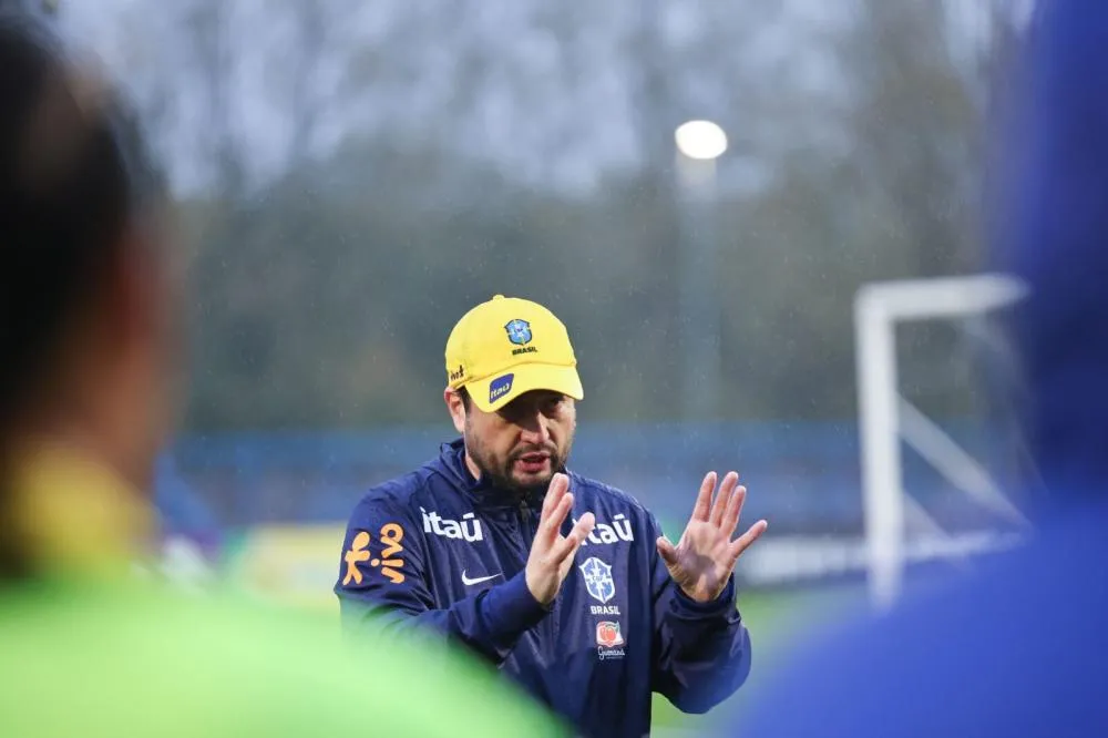 Seleção faz primeiro treino visando o jogo contra a Inglaterra 