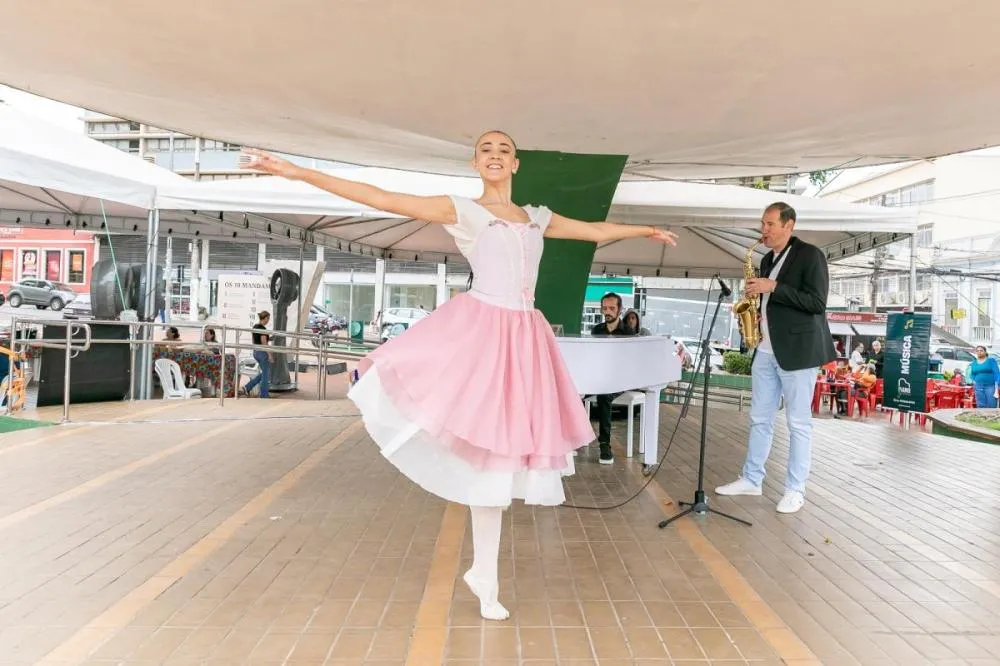 Praça Alencastro é palco de arte, cultura e sabores