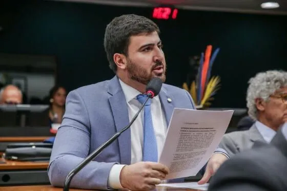 Emanuelzinho propõe uso do FGTS de agressores para indenizar vítimas de violência doméstica Proposta permite penhora do Fundo de Garantia para pagamento de indenizações após condenação judicial
