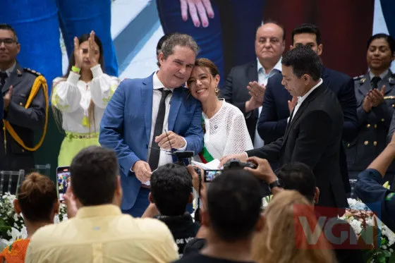 Juiz acompanha parecer do MP e livra Moretti e Zaeli de cassação Juiz rejeita ação e confirma prefeita Flávia Moretti no cargo