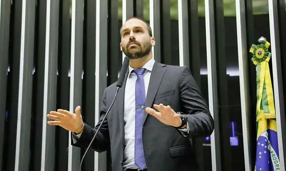 Eduardo Bolsonaro afirma que diplomacia brasileira “não teve mérito” no recuo do tarifaço dos EUA Deputado diz que retirada parcial das tarifas foi motivada por pressões internas dos EUA