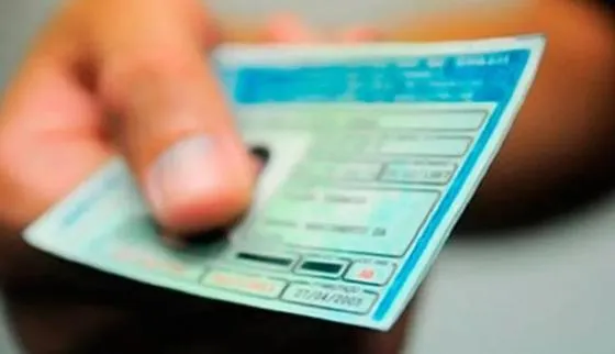Multas de trânsito passam a financiar CNH gratuita para pessoas de baixa renda Estados poderão oferecer CNH sem custo para famílias de baixa renda usando verba das multas