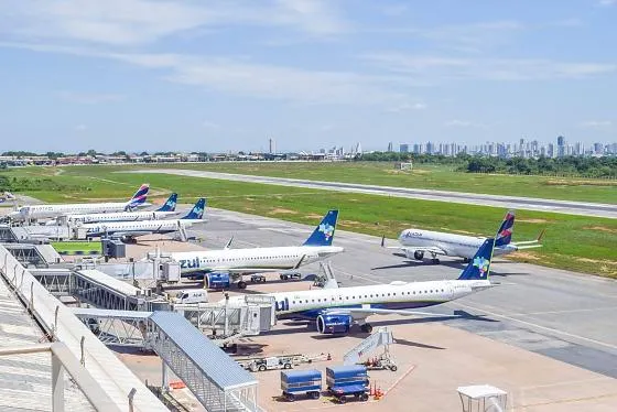 Pilotos e comissários aprovam acordo e descartam greve no setor aéreo Votação dos aeronautas afasta greve e garante reajustes